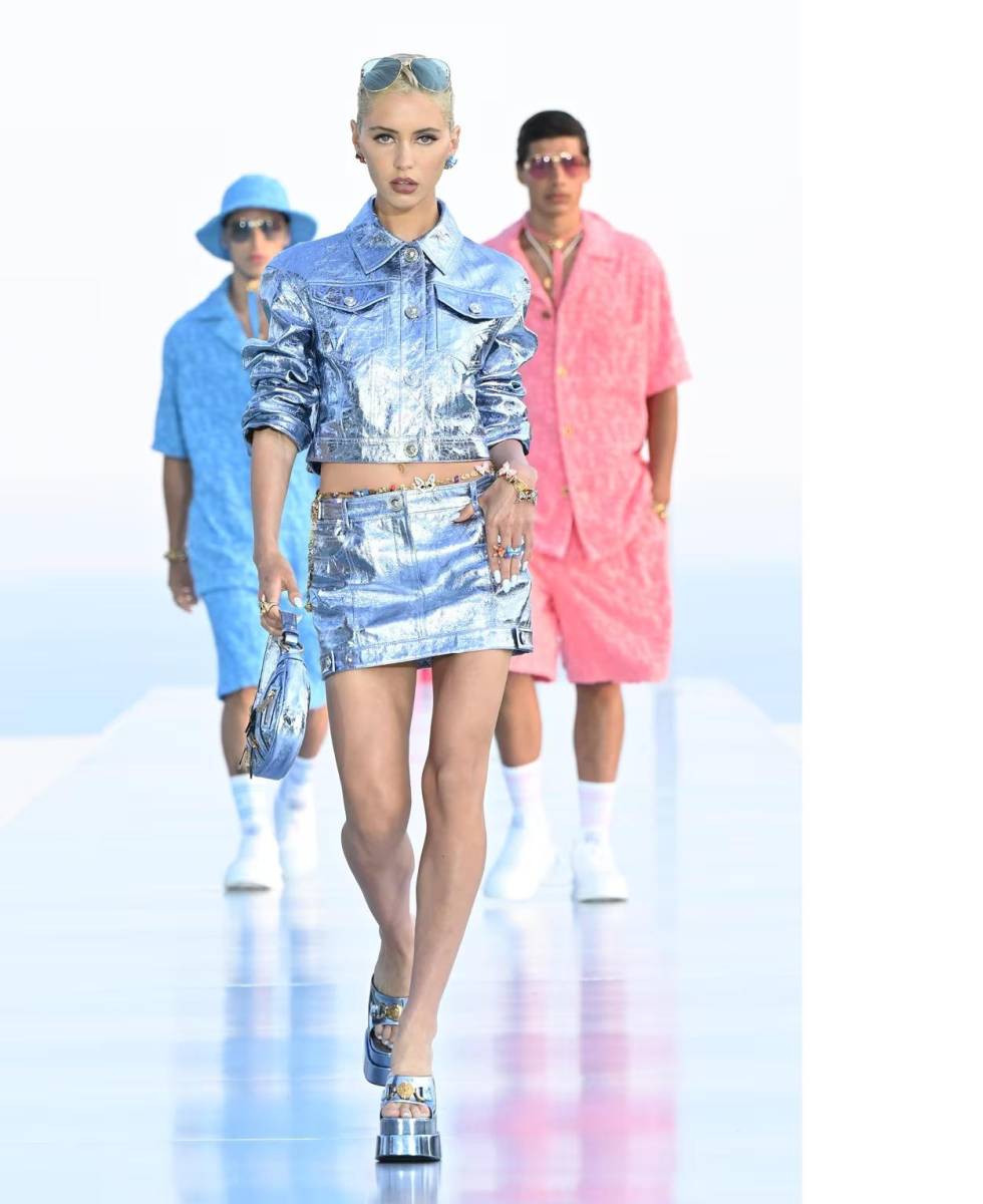 Versace y Dua Lipa presentan colección “La Vacanza”