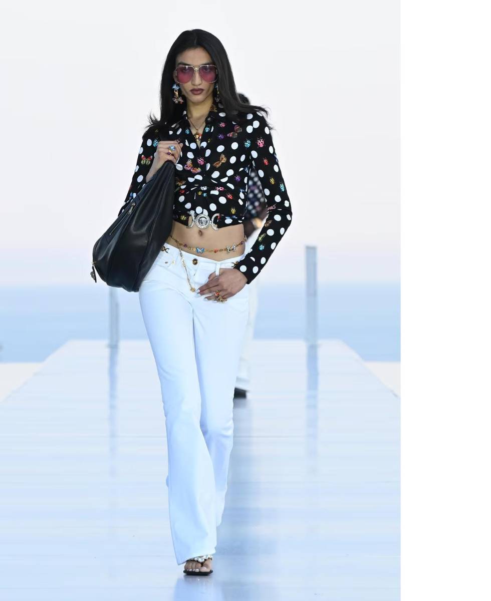 Versace y Dua Lipa presentan colección “La Vacanza”