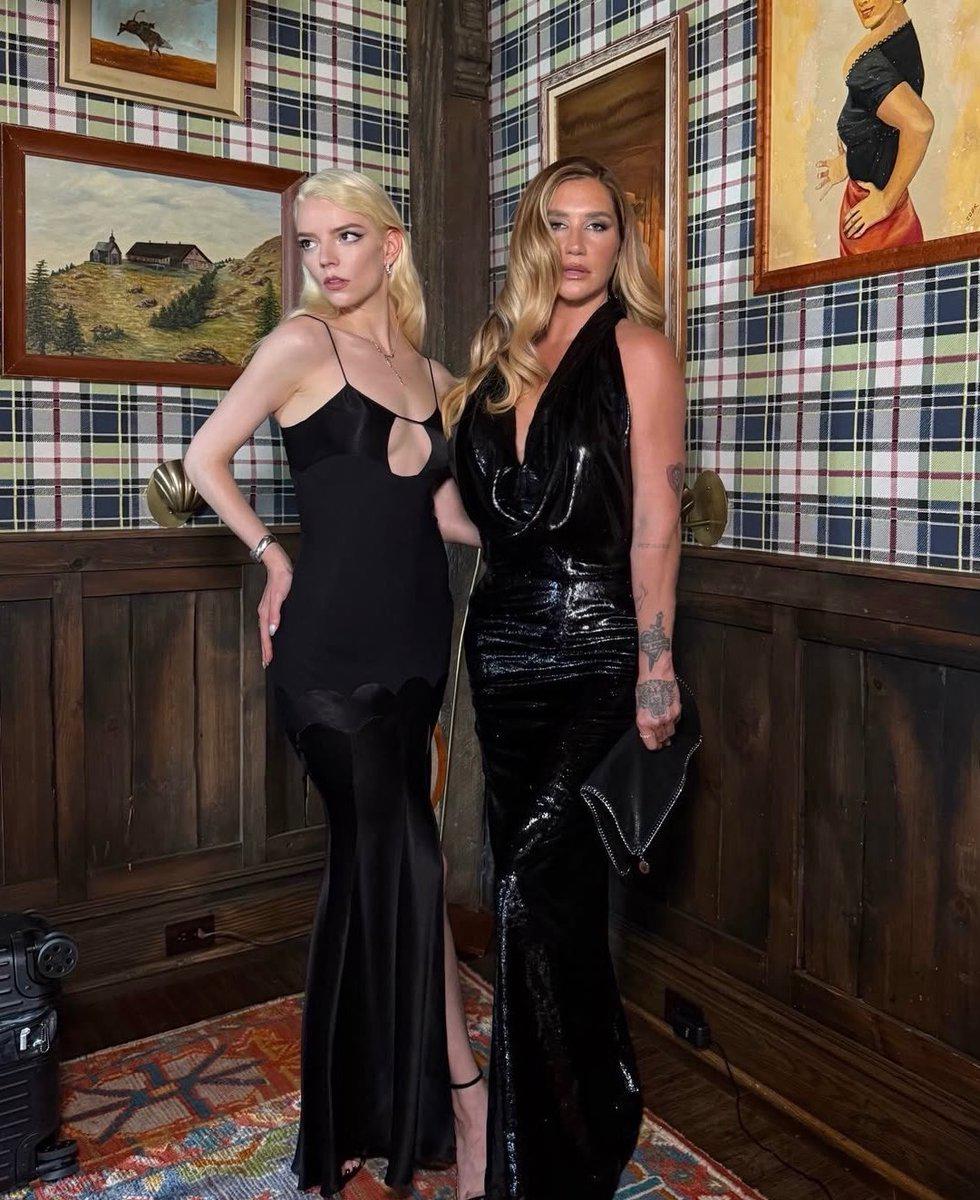 Anya Taylor-Joy y la intérprete de <i>Cruel Summer</i> tienen amistades en común y aparecen en la película <i>Amsterdam</i> de David O. Russell. Por su parte, Kesha recibió el apoyo de Swift durante su batalla legal contra el productor Dr. Luke en 2016, siendo cercanas desde entonces.