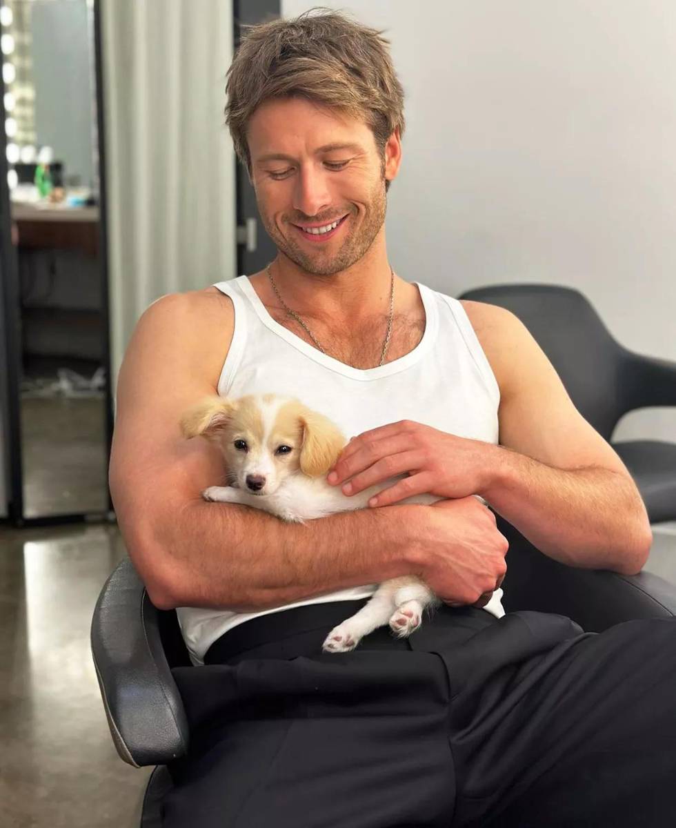 Glen Powell y su cachorro Brisket. 