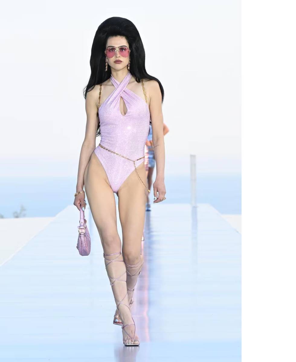 Versace y Dua Lipa presentan colección “La Vacanza”
