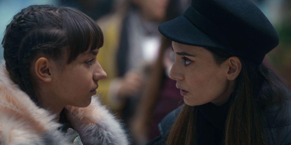 <b>Netflix: ¿De quién huimos mamá?</b>Un drama que sigue a una madre con un pasado turbulento. Esto le ha obligado a vivir como una fugitiva sin identidad, junto a su hija.