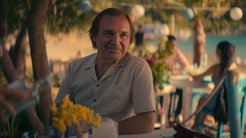 <b>Netflix: Andropausia</b>Yusuf es un padre de familia normal y corriente con dos hijos, quien acaba de darse cuenta de que le ha llegado la andropausia. Como la devoción por su amada esposa no hace más que crecer, Yusuf decide hacer ciertos cambios y mudarse a una casa de ensueño.