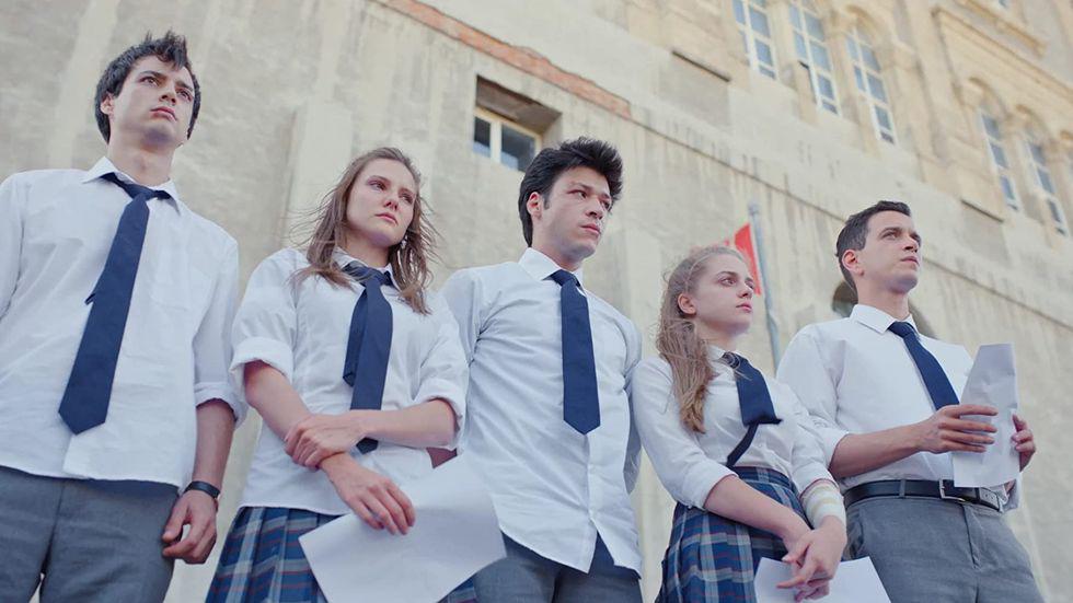 <b>Netflix: Amor 101</b>Los chicos, caracterizados por su comportamiento revoltoso y su posición marginada en la escuela, se encuentran en la encrucijada de ser expulsados del centro educativo. Sin embargo, surge una figura de apoyo inesperada: la profesora Burcu. Cuando existen planes para trasladarla, los chicos deciden unirse para protegerla y defenderla de cualquier amenaza que ponga en riesgo su permanencia en la escuela.