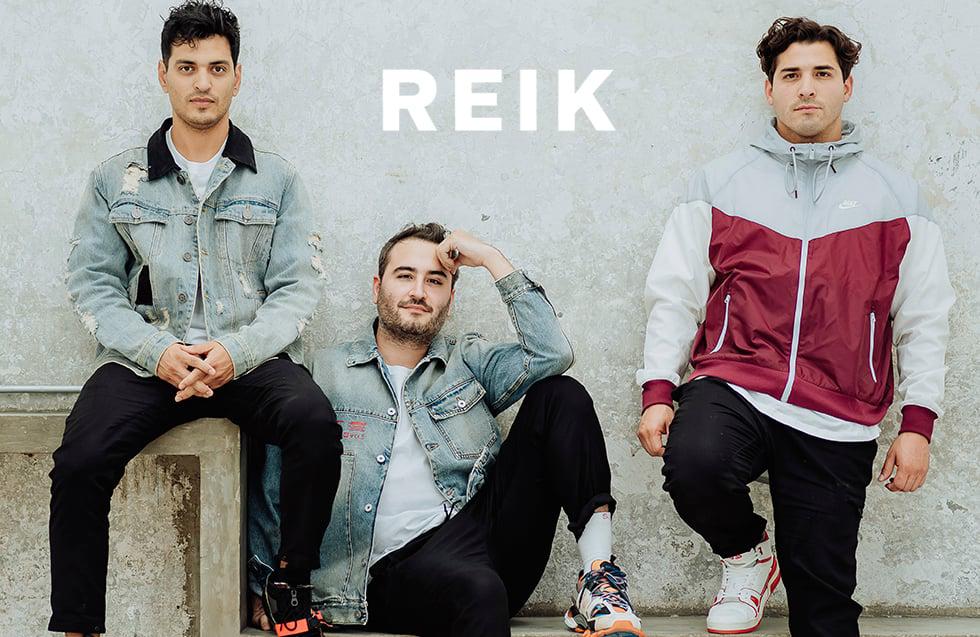 La historia de Reik comienza en 2003, cuando Jesús Alberto Navarro y Julio Ramírez se unieron bajo la producción de Abelardo Vázquez. Con una propuesta fresca y un estilo único, comenzaron a grabar sus primeros demos. En 2004 la banda experimentó un giro crucial, la llegada de Gilberto “Bibi” Marín, quien completó al trío pop.