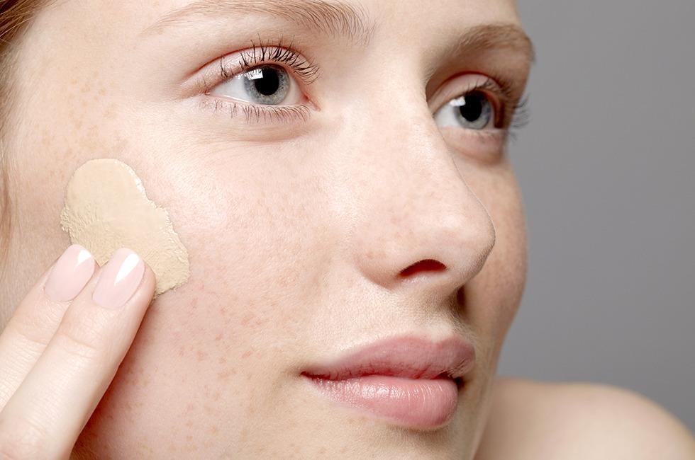 <b>3. Base y corrector ligeros</b>Utiliza productos de tu tonalidad y en poca cantidad para crear un lienzo para tu rostro.