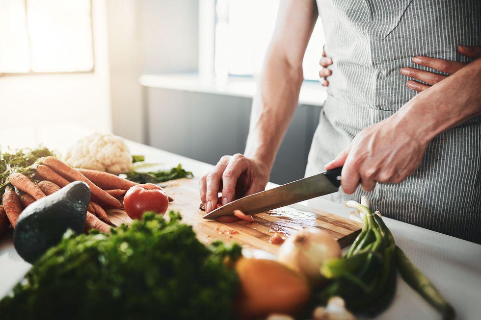 Cocinar juntos: Preparar una comida casera especial de San Valentín puede ser mucho más romántico que salir a comer a un restaurante muy concurrido. Aunque ninguno de los dos tenga dotes de <i>c</i>hef, pueden preparar una cena memorable.
