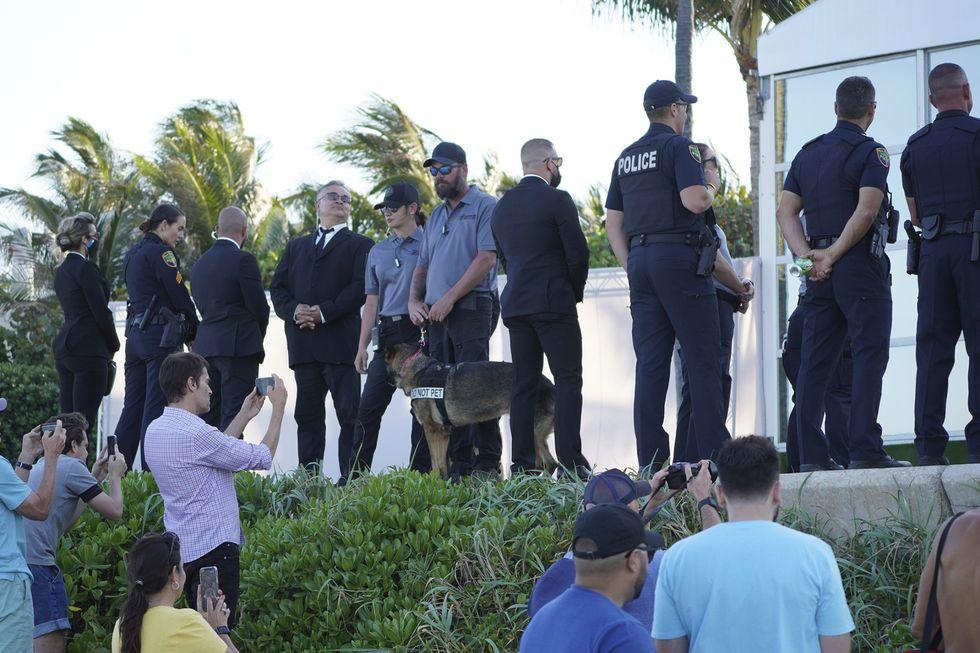 Había una gran expectación en las afueras de la mansión, pues no solo periodistas y medios de comunicación se encontraban afuera, sino hasta curiosos de la zona. Pero había un nutrido resguardo policial resguardando la boda.