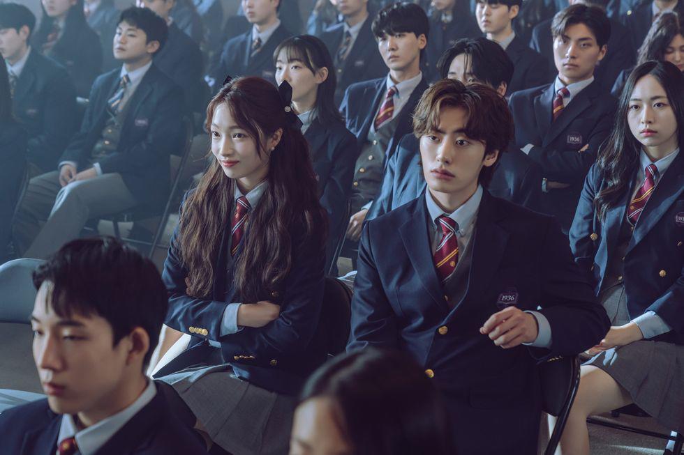 La nueva serie nos traslada a la prestigiosa Jooshin High School, una secundaria privada de élite que sirve como microcosmos de un mundo donde la corrupción y las agendas ocultas de los adultos están a la orden del día. 