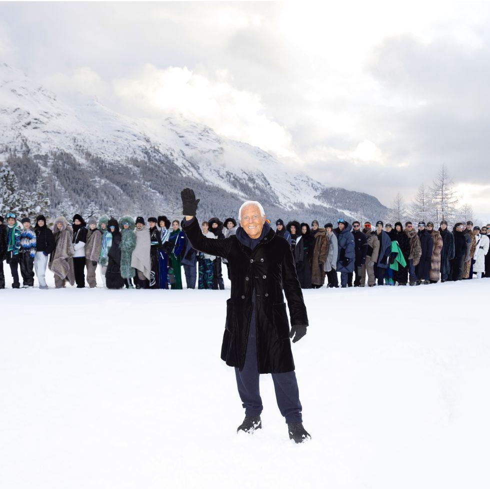Giorgio Armani realizó un show en la nieve de St Moritz, Suiza. Aquí mostró el relanzamiento de una de sus colecciones para el invierno ‘Neve’; en la pasarela se exhibieron looks para el esquí, donde los abrigos acolchados, los guantes, las bufandas y los gorros fueron los elementos que compusieron este increíble vestuario para los deportes en los Alpes. 