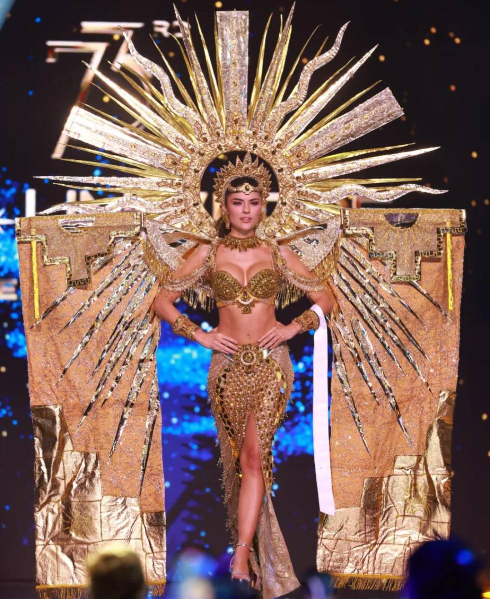 Miss Perú, Tatiana Calmell, deslumbró al encarnar al dios sol inca, Inti, en su presentación. Su traje, lleno de detalles dorados y elementos simbólicos, representaba la majestuosidad y la energía del sol, divinidad central en la cosmovisión andina. Con esta poderosa representación, Tatiana rindió homenaje a la herencia cultural de su país, resaltando el orgullo de las tradiciones peruanas.