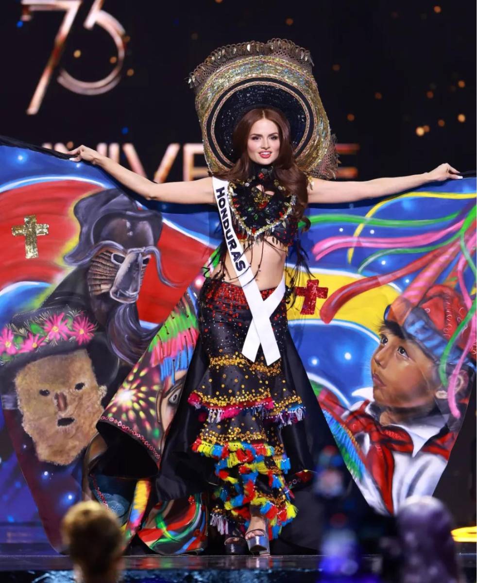 La Miss Honduras 2024, Stephanie Cam, deslumbró durante la competencia preliminar con un impactante traje típico que reflejaba la diversidad cultural de Honduras. Su atuendo incorporó elementos de las distintas tradiciones del país, desde los colores vibrantes hasta los detalles artesanales, celebrando la riqueza étnica y las costumbres que hacen única a la nación.
