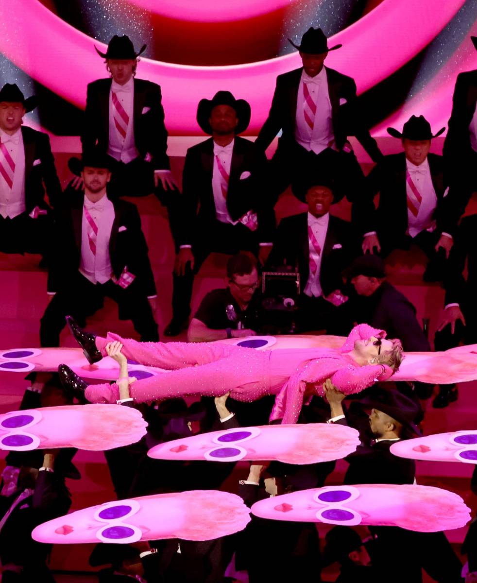 Músicos y bailarines brillaron bajo los reflectores rosa donde se realizaron varias coreografías