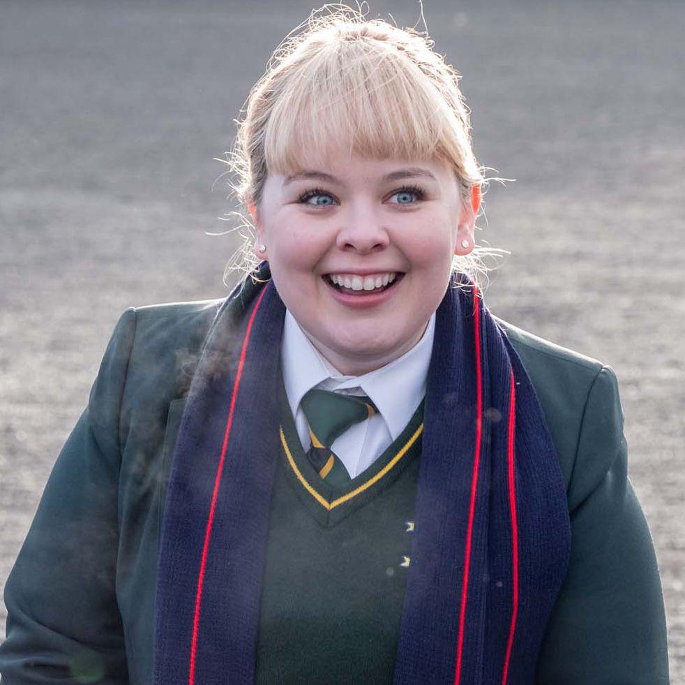 Participa en Derry Girls donde da vida a Clare Devlin