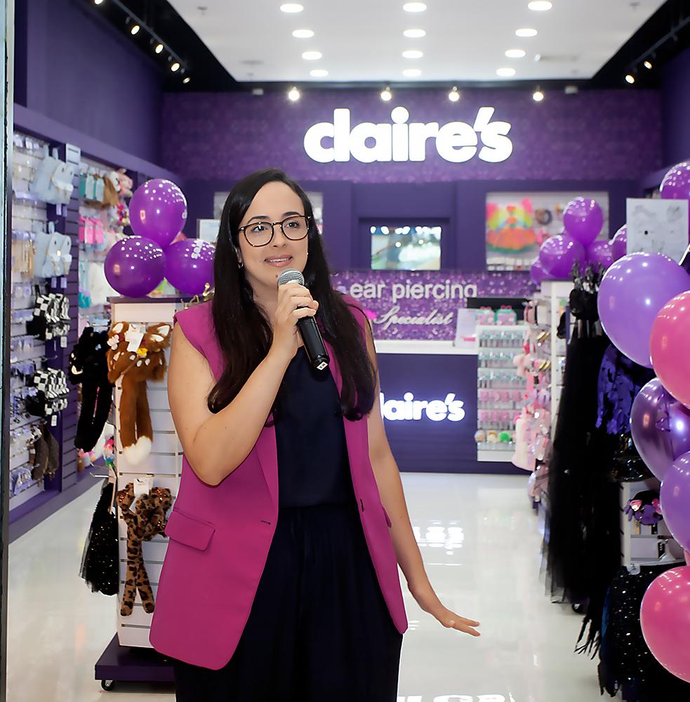 Claudette Kattán, jefe de mercadeo Multiplaza San Pedro Sula, al momento de dirigirse a los invitados de Claire’s.