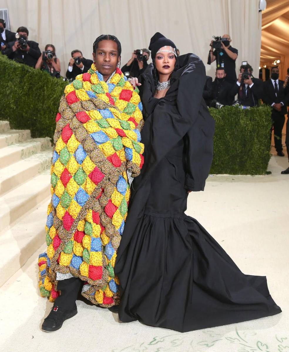  Rihanna: La cantante ha asistido a la Met Gala en 10 ocasiones; desde el año 2007, hasta su increíble aparición en 2022 con su pareja, Asap Rocky.