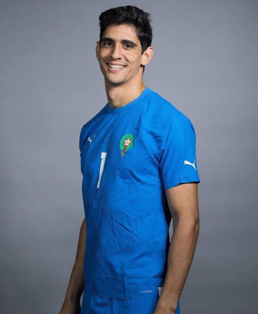 El encuentro de España y Marruecos nos dejó llenos de tensión, pero al mirar la sonrisa de victoria de Yassine Bounou, el portero de la Selección marroquí, todo mejoró. ¡OMG! Está como el vino. Después de que acabe el mundial, puedes verlo en su equipo de Sevilla de la Primera División de España. Porque sé que quieres darte una taqueada de ojos, te comparto su Ig @bounouyassine_bono.