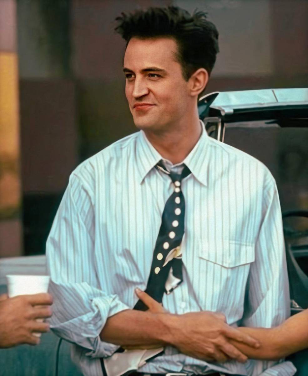 Perry alcanzó la cima de la fama gracias a su inolvidable interpretación de Chandler Bing en la exitosa serie “Friends”, que debutó en 1994. Chandler se ganó el cariño del público por su humor sarcástico y su relación de cuento de hadas con Mónica Geller, encarnando la esencia de la comedia de la época y dejando una marca imborrable en la cultura popular.