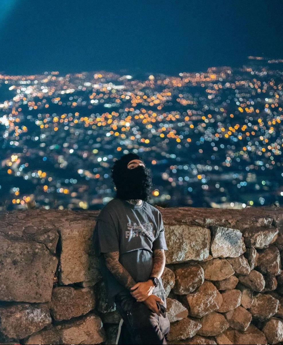 A través de su cuenta de Instagram, el intérprete compartió una galería de fotos en la que expresó su entusiasmo por estar en tierras catrachas. “¡Honduras, ya ando local! ¡Listo con la orquesta para darte lo mejor de mí! Nos hemos visto varias veces, pero te prometo que ninguna será como esta. Me encanta la vibra sin cantarles, ¡imagínate cuando llegue el día! Ve preparándote bien porque yo lo estoy”, expresó.