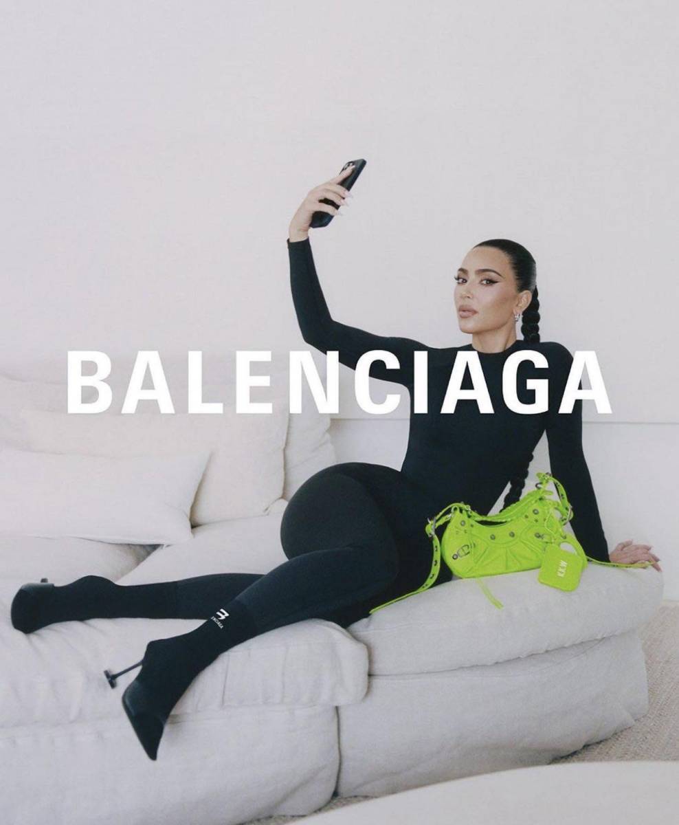 Ante la polémica, varias celebridades reaccionaron, incluyendo Kim Kardashian, una de las embajadoras más importantes de Balenciaga. “Como madre de cuatro hijos, me han sacudido las imágenes perturbadoras. Respecto a mi futuro con Balenciaga, estoy reevaluando mi relación con la marca”, manifestó. 