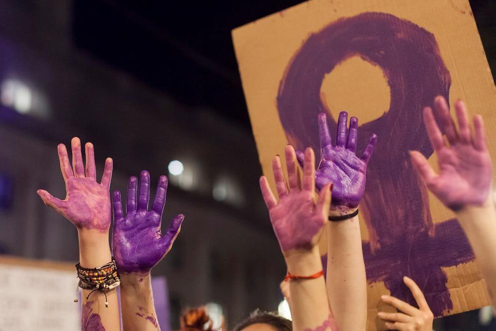 <b>#AgarrameLaMano </b>es<b> </b>un movimiento originado en México que busca que las mujeres formen una red de apoyo cuando sientan que están siendo amenazadas o perseguidas en algún espacio público. “Agárrame la mano” es el lema que acompaña esta campaña e invita a las jóvenes, adolescentes o niñas a que sientan confianza al tomar la mano de otra mujer en situaciones de peligro. 