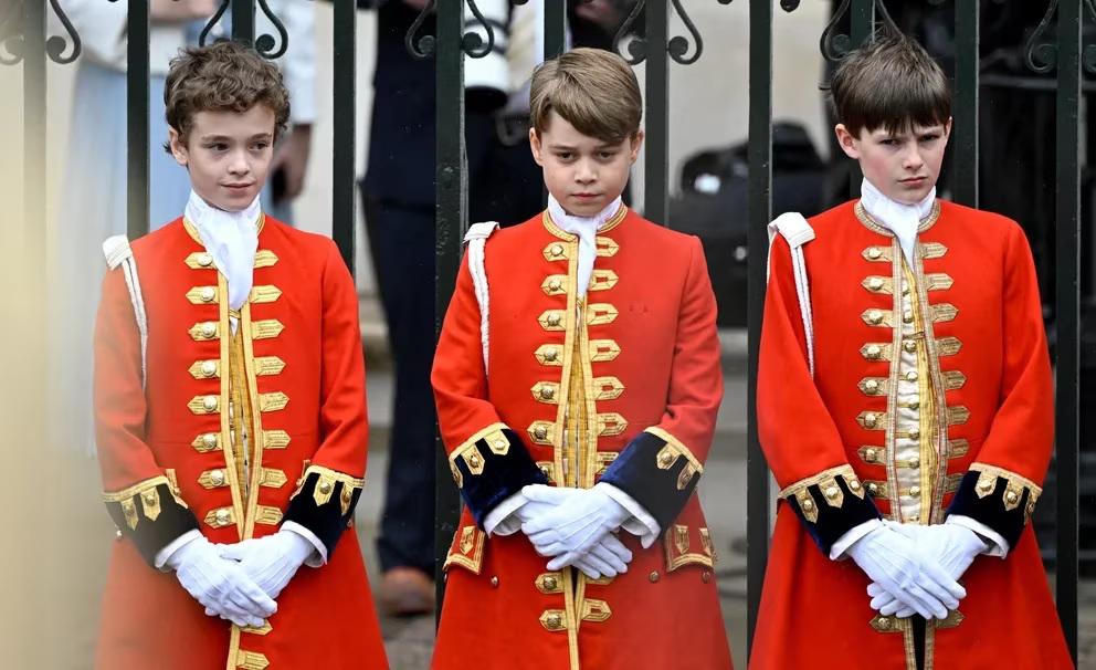 Los pajes de honor, fueron los encargados de acompañar a Carlos III y Camila, en el caso de Carlos III, el papel lo desempeño su nieto y futuro rey, el príncipe Jorge. El príncipe Jorge de Gales llega a la Abadía de Westminster en el centro de Londres, antes de las coronaciones del rey Carlos III de Gran Bretaña y la reina consorte Camilla de Gran Bretaña.