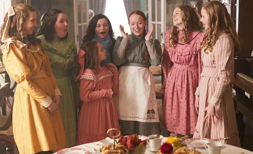Anne with an E, inspirada en los libros “Ana de las Tejas Verdes” de L.M. Montgomery, esta serie sigue la vida de Anne Shirley, una joven huérfana con un espíritu libre y una gran imaginación, que es adoptada por error por los hermanos Marilla y Matthew Cuthbert. Ambientada en la Isla del Príncipe Eduardo a finales del siglo XIX, “Anne With an E” explora temas universales como la búsqueda de identidad, la transformación personal y el poder del amor y la amistad.
