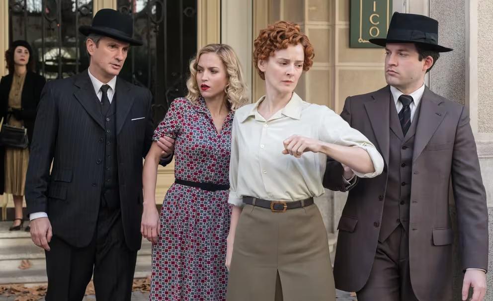 Las chicas del cable, ambientada en el Madrid de los años 1920, “Las chicas del cable” sigue la vida de un grupo de mujeres que trabajan como operadoras en la primera empresa nacional de teléfonos. La serie aborda temas como la igualdad de género, la lucha por la independencia y el poder de la amistad, mientras desarrolla historias de amor, traición y drama. Esta producción no solo ofrece un retrato entusiasta de la época, sino que también presenta personajes femeninos fuertes y aspiracionales que luchan por sus derechos y por un lugar en un mundo dominado por hombres.