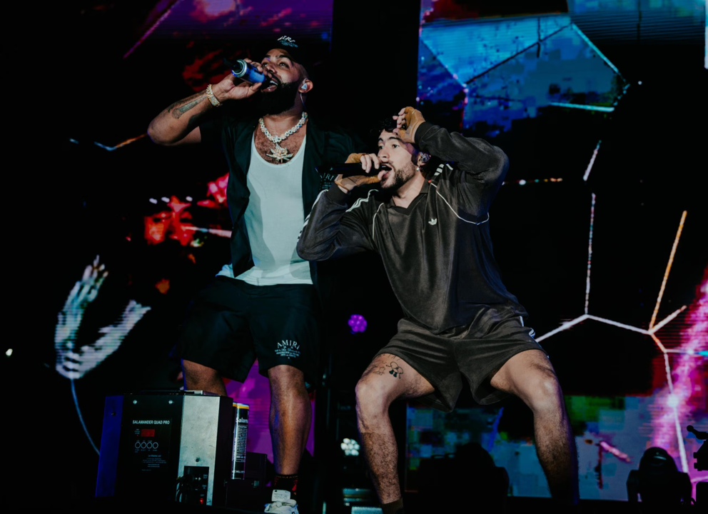 En “Teléfono Nuevo” y “Thunder y Lightning”, Bad Bunny, Luar La L y Eladio Carrión deslumbran con sus rápidas rimas a doble tempo, haciendo que las canciones se sientan más intensas y aceleradas.