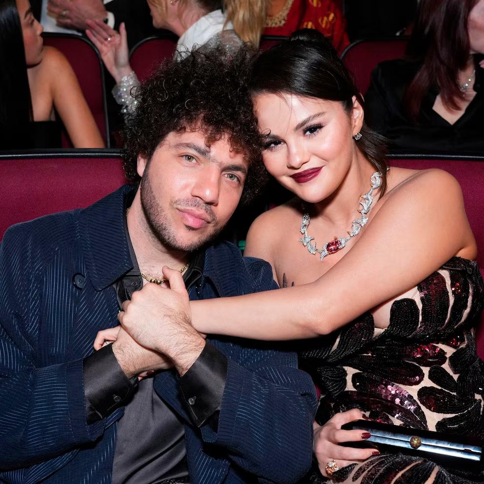 En diciembre de 2023, Selena Gomez confirmó su relación con el productor musical Benny Blanco a través de Instagram. “Él es absolutamente todo en mi corazón”, proclamó la estrella, solo unas semanas después de que circularan rumores de que estaban juntos. Desde entonces, la pareja sigue junta y Selena parece más feliz que nunca.