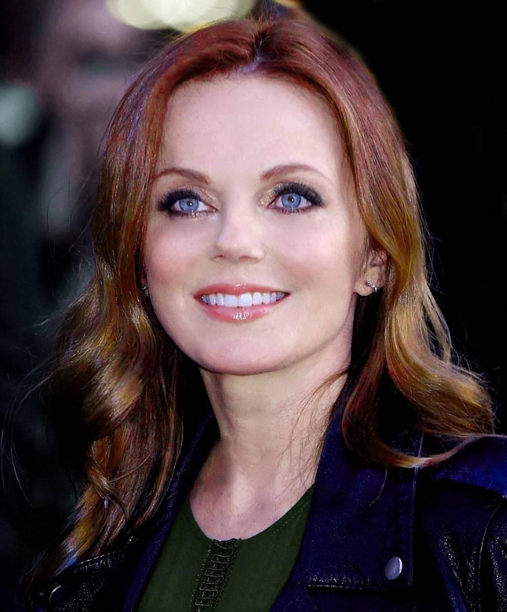 Spice Girls fue una girlband británica que comenzó en 1994, vendió más de 100 millones de álbumes y es el grupo femenino más exitoso de la historia de la música. Geri Halliwell, integrante de la banda, lanzó su carrera en solitario con su disco Schizophonic, que alcanzó mucho éxito y logró posicionarse número uno en los charts de UK, ha vendido 45 millones de copias en todo el mundo y ha sido nominada a los Brit Awards.