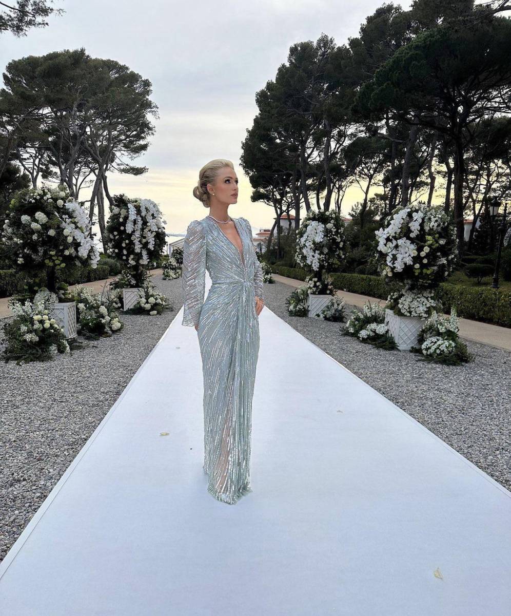 Paris portó dos conjuntos de Jenny Packham para la ocasión.