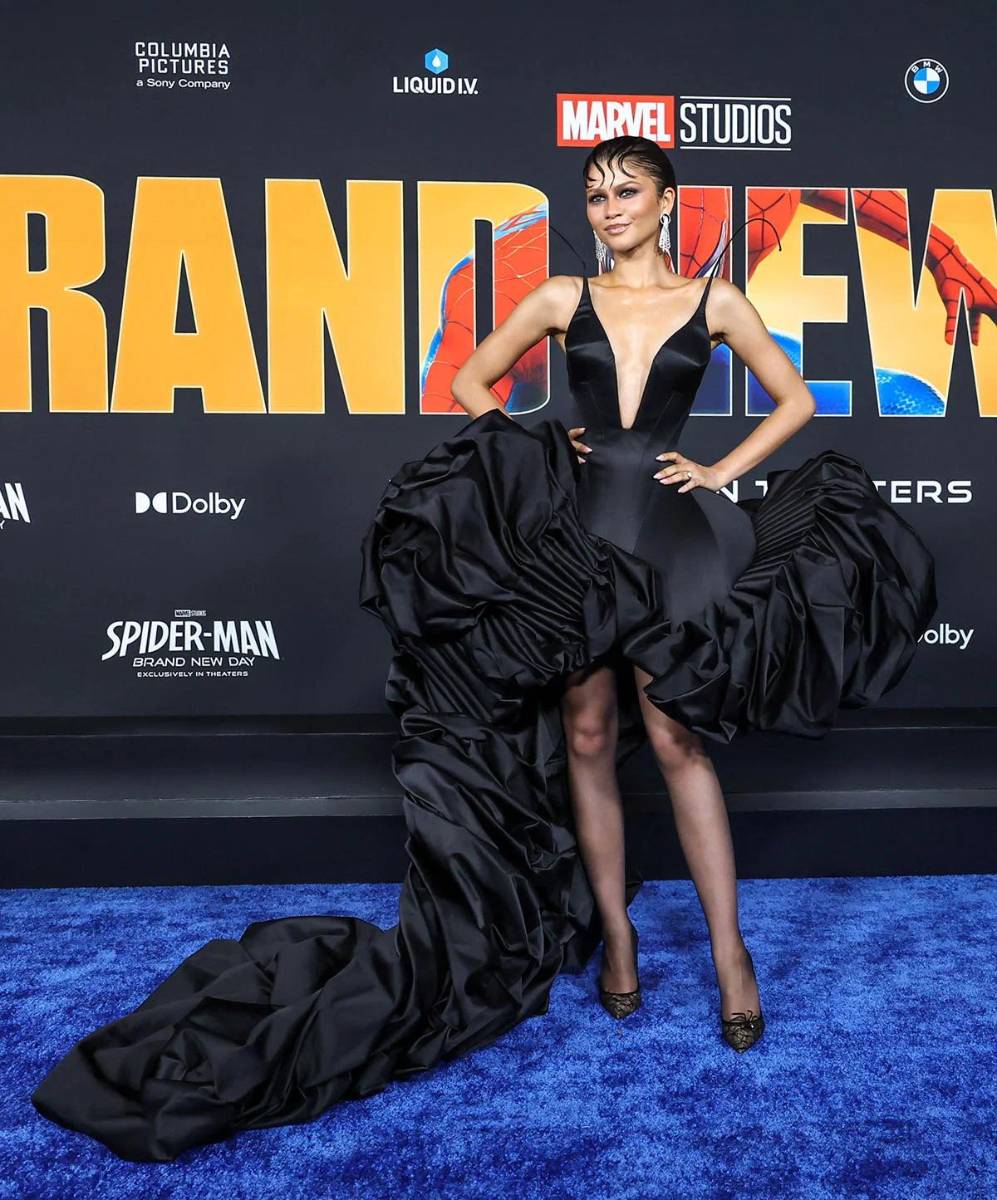 Posando una vez más en Ashi Studio, Zendaya usó un vestido negro de la colección de alta costura Otoño/Invierno 2026 para la premier en Los Ángeles. Complementado con joyas de Boucheron, este escultórico diseño destacó por su falda plisada tipo acordeón, además de sus tacones custom de Louis Vuitton con adornos de araña.