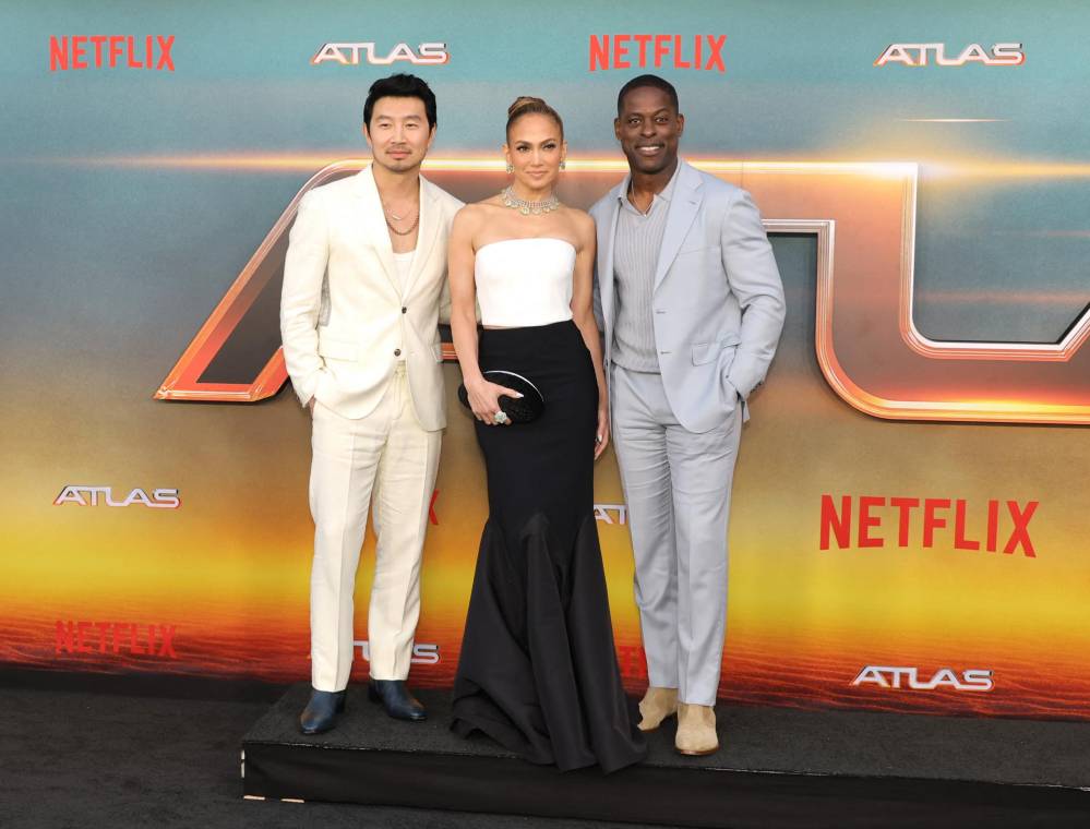 Simu Liu, Jennifer Lopez y Sterling K. Brown en la premier de Atlas, el nuevo filme de Netflix presentado en el Egyptian Theatre Hollywood en Los Ángeles y protagonizado por la cantante.
