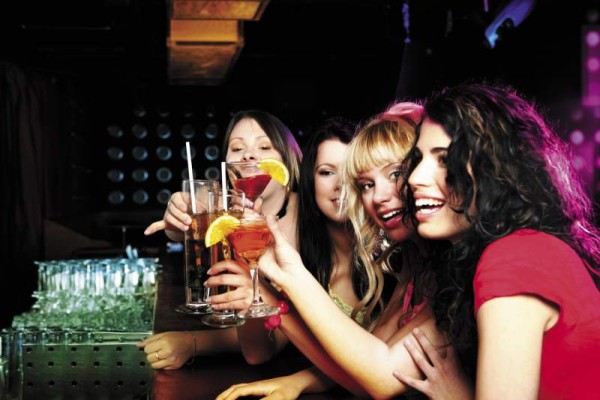 DILE ADIÓS AL ALCOHOL. Los estudios han demostrado que la capacidad de tu cuerpo para quemar grasa disminuye hasta en un 73% horas después de consumir alcohol, convirtiéndolo en tu peor aliado al momento de someterte a un régimen dietético.De ahí que Mayra García sugiere reducirlo al mínimo, “para bajar de peso y reducir el abdomen, en estos días de restricción debe limitarse el consumo a una copa de vino a una cerveza light por semana. El exceso de alcohol es capaz de echar a perder el esfuerzo de toda una semana”. $!DILE ADIÓS AL ALCOHOL. Los estudios han demostrado que la capacidad de tu cuerpo para quemar grasa disminuye hasta en un 73% horas después de consumir alcohol, convirtiéndolo en tu peor aliado al momento de someterte a un régimen dietético.De ahí que Mayra García sugiere reducirlo al mínimo, “para bajar de peso y reducir el abdomen, en estos días de restricción debe limitarse el consumo a una copa de vino a una cerveza light por semana. El exceso de alcohol es capaz de echar a perder el esfuerzo de toda una semana”.