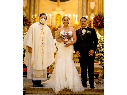 Los novios acompañados del sacerdote Pablo Vásquez $!Los novios acompañados del sacerdote Pablo Vásquez