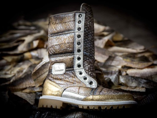 $!La piel de pescado, que usualmente es un desecho que los artesanos lanzan al mar, pasó a ser materia prima de diseños de calzado y accesorios que Pili ha convertido en un fashion statement