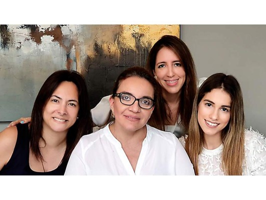 Xiomara con su hija Zoe y sus nueras Marcela y Anais $!Xiomara con su hija Zoe y sus nueras Marcela y Anais