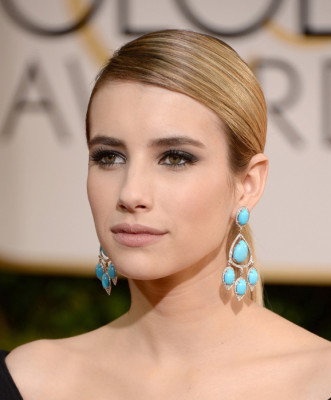 Emma Roberts, sobrina de Julia Roberts, ha elegido un vestido negro de corte sirena y escote barco de Lanvin con unos pendientes de color turquesa. Emma Roberts, sobrina de Julia Roberts, ha elegido un vestido negro de corte sirena y escote barco de Lanvin con unos pendientes de color turquesa.