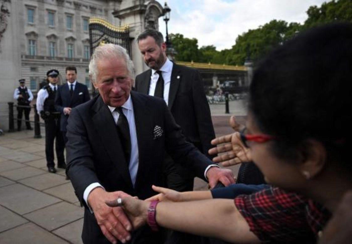 $!El rey Carlos III llega al Palacio de Buckingham y es ovacionado con un “¡Dios salve al rey!”