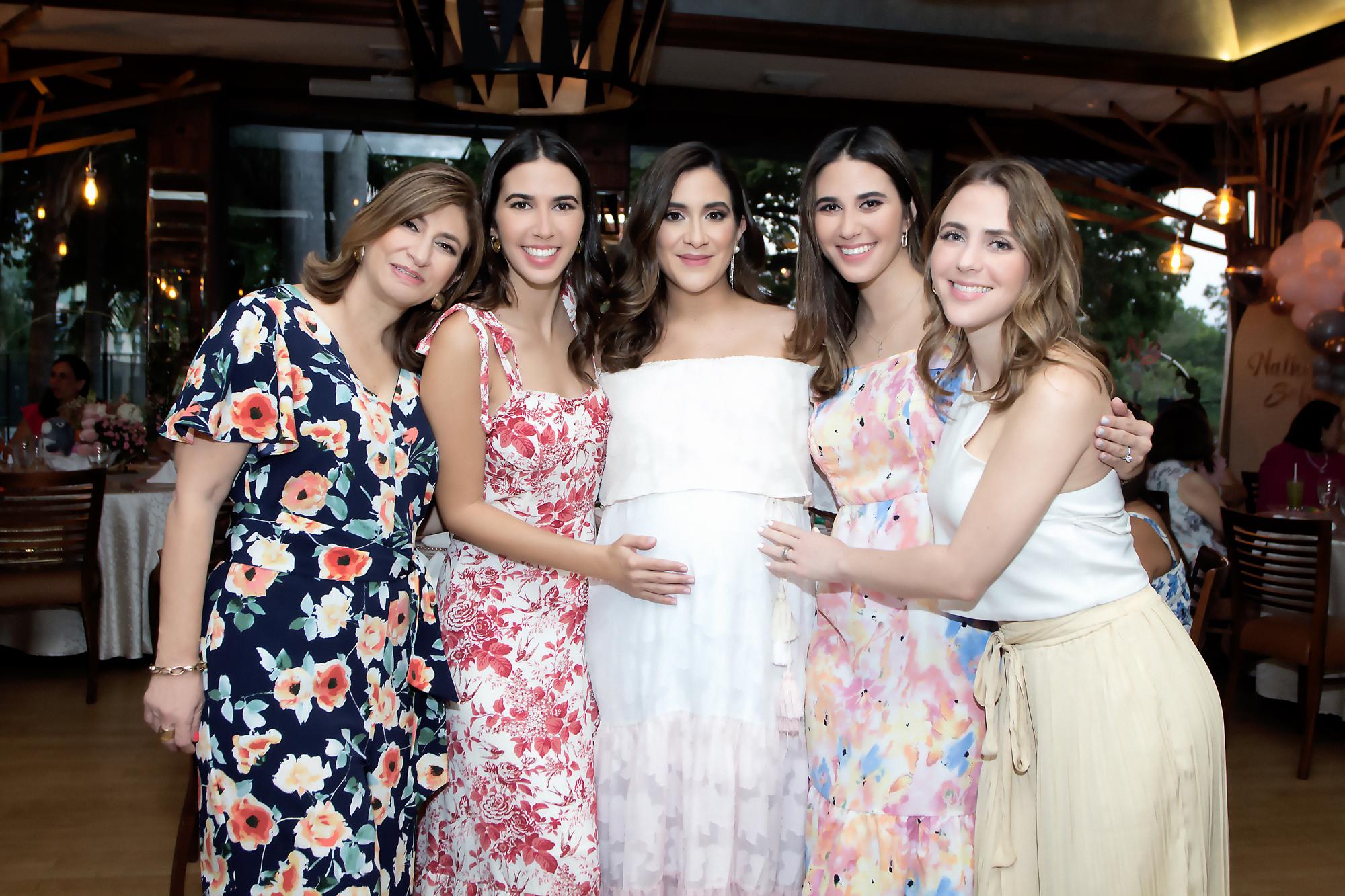 Yadira Andonie, Angie Pineda, Ángela Andonie, Melanie Nazar y Ericka Medina $!Yadira Andonie, Angie Pineda, Ángela Andonie, Melanie Nazar y Ericka Medina