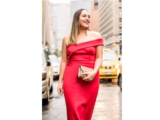 Angella Andonie: una de nuestras bloggers favoritas, quien tiene una excelente carrera en el mundo de la moda, es licenciada en Diseño de Moda con especialidad en Alta Costura por el Instituto de Illinois en Chicago. Además de esto tiene un diplomado en Marketing Digital. Luego de graduarse, se desempeñó como pasante en el departamento de relaciones públicas de Valentino en Nueva York. Más tarde trabajó para Rag and Bone, Nude Skincare (marca LVMH) y West Elm. Actualmente está a cargo de su propio sitio web dedicado a los amantes de la moda llamado “A Blog Style”. $!Angella Andonie: una de nuestras bloggers favoritas, quien tiene una excelente carrera en el mundo de la moda, es licenciada en Diseño de Moda con especialidad en Alta Costura por el Instituto de Illinois en Chicago. Además de esto tiene un diplomado en Marketing Digital. Luego de graduarse, se desempeñó como pasante en el departamento de relaciones públicas de Valentino en Nueva York. Más tarde trabajó para Rag and Bone, Nude Skincare (marca LVMH) y West Elm. Actualmente está a cargo de su propio sitio web dedicado a los amantes de la moda llamado “A Blog Style”.