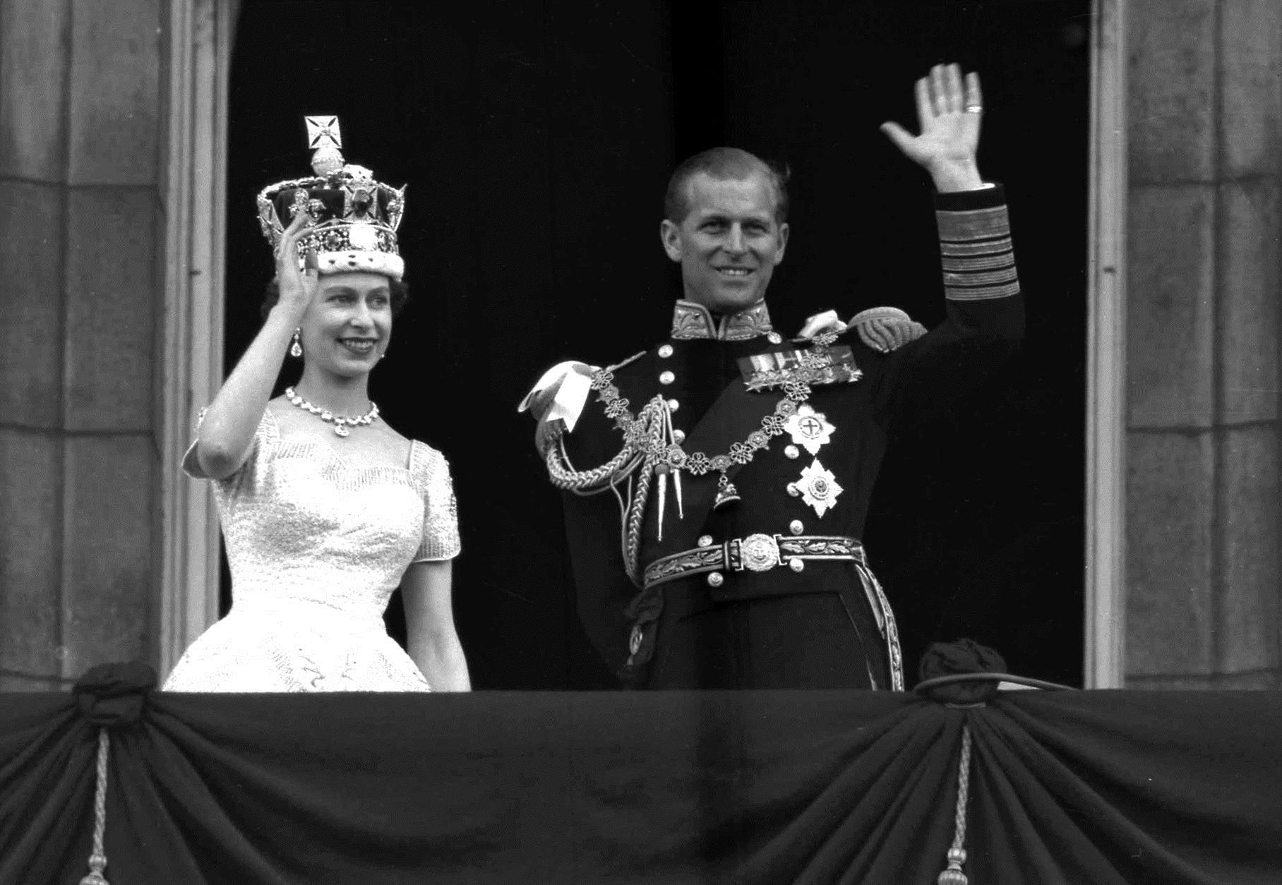 $!En esta imagen del 2 de junio de 1953, la reina Isabel II y su esposo Felipe saludan desde el balcón de Buckingham Palace luego de su histórica coronación en la abadía de Westminster (AP Photo/Leslie Priest, File)