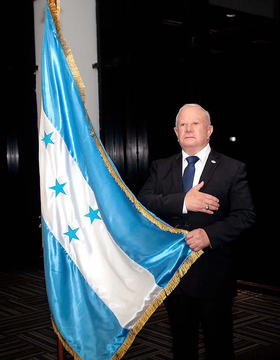 Banpaís elige a Roger Valladares como abanderado del año $!Banpaís elige a Roger Valladares como abanderado del año