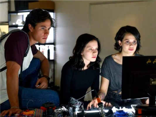 Control ZUn hacker se cuela en los terminales electrónicos de los alumnos de un instituto mientras que una joven trabaja por desvelar su identidad. Se trata de una serie mexicana que estrena su primera temporada el 22 de mayo en Netflix. $!Control ZUn hacker se cuela en los terminales electrónicos de los alumnos de un instituto mientras que una joven trabaja por desvelar su identidad. Se trata de una serie mexicana que estrena su primera temporada el 22 de mayo en Netflix.