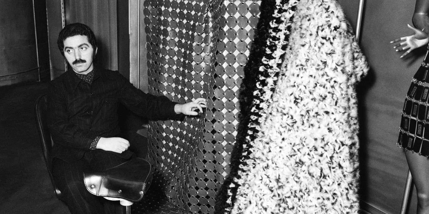 En esta imagen de 1969, Paco Rabanne presenta sus tejidos y creaciones en metal $!En esta imagen de 1969, Paco Rabanne presenta sus tejidos y creaciones en metal