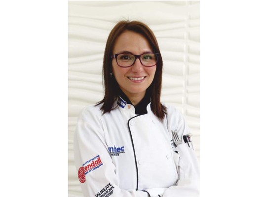 Cristina Morataya: es una de las chefs más destacadas de Honduras, desde muy pequeña empezó su amor en la cocina, actualmente forma parte del equipo de Chef instructores de gastronomía de UNITEC. Cuenta con una licenciatura y un master en administración de empresas turísticas y sobre todo posee una especialidad en gastronomía italiana. Morataya ha logrado alcanzar un gran éxito culinario, luego de visitar Italia donde se especializo, ella regresó a Honduras premiada por ICIF (Italian Culinary for Foreigners) como “Mejor Embajador de la Auténtica Cocina Italiana en el Mundo”. $!Cristina Morataya: es una de las chefs más destacadas de Honduras, desde muy pequeña empezó su amor en la cocina, actualmente forma parte del equipo de Chef instructores de gastronomía de UNITEC. Cuenta con una licenciatura y un master en administración de empresas turísticas y sobre todo posee una especialidad en gastronomía italiana. Morataya ha logrado alcanzar un gran éxito culinario, luego de visitar Italia donde se especializo, ella regresó a Honduras premiada por ICIF (Italian Culinary for Foreigners) como “Mejor Embajador de la Auténtica Cocina Italiana en el Mundo”.