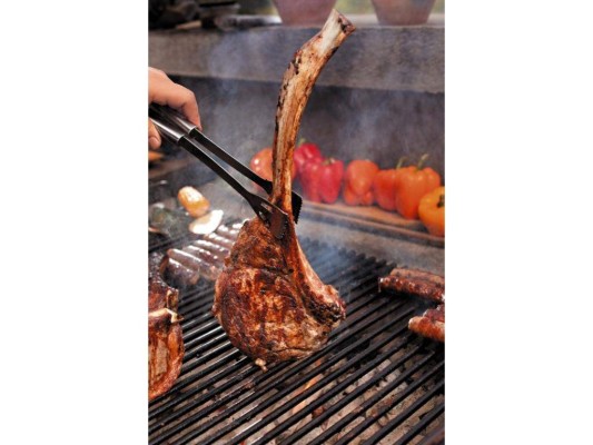 Tomahawk en parrilla indirecta1/ Atemperar la carne por 30 minutos.2/ Prepara la parrilla encendiendo únicamente la mitad. Deja que alcance una temperatura de 400º F.3/ Condimenta la carne al gusto. Nuestra recomendación: ajo, sal, pimienta y aceite de oliva.4/ Cuando la parrilla ha llegado a temperatura deseada, sella la carne en el fuego alto y directo. Una vez esté sellada, coloca el corte sobre el lado apagado. La preparación es a fuego lento. Un estimado por lado es de 25 minutos.5/ Cocina hasta alcanzar una temperatura interna de 135ºF.6/ Descansa la carne por lo menos 10 minutos.7/ Llévalo a la mesa, sostén el hueso con una mano y rebana a lo largo de su longitud para quitar la carne del hueso. Luego rebanar la carne en rodajas gruesas. Vuelve a sazonar con sal y pimienta al gusto, y acompaña con chimichurri o tu salsa favorita $!Tomahawk en parrilla indirecta1/ Atemperar la carne por 30 minutos.2/ Prepara la parrilla encendiendo únicamente la mitad. Deja que alcance una temperatura de 400º F.3/ Condimenta la carne al gusto. Nuestra recomendación: ajo, sal, pimienta y aceite de oliva.4/ Cuando la parrilla ha llegado a temperatura deseada, sella la carne en el fuego alto y directo. Una vez esté sellada, coloca el corte sobre el lado apagado. La preparación es a fuego lento. Un estimado por lado es de 25 minutos.5/ Cocina hasta alcanzar una temperatura interna de 135ºF.6/ Descansa la carne por lo menos 10 minutos.7/ Llévalo a la mesa, sostén el hueso con una mano y rebana a lo largo de su longitud para quitar la carne del hueso. Luego rebanar la carne en rodajas gruesas. Vuelve a sazonar con sal y pimienta al gusto, y acompaña con chimichurri o tu salsa favorita