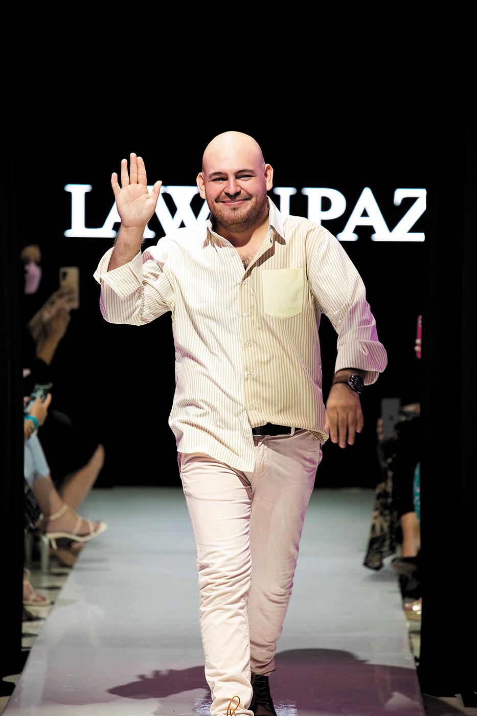 Lawin Paz, quien se caracteriza por su pasión por las siluetas románticas y ultra femeninas, al final de su pasarela en 2021 $!Lawin Paz, quien se caracteriza por su pasión por las siluetas románticas y ultra femeninas, al final de su pasarela en 2021
