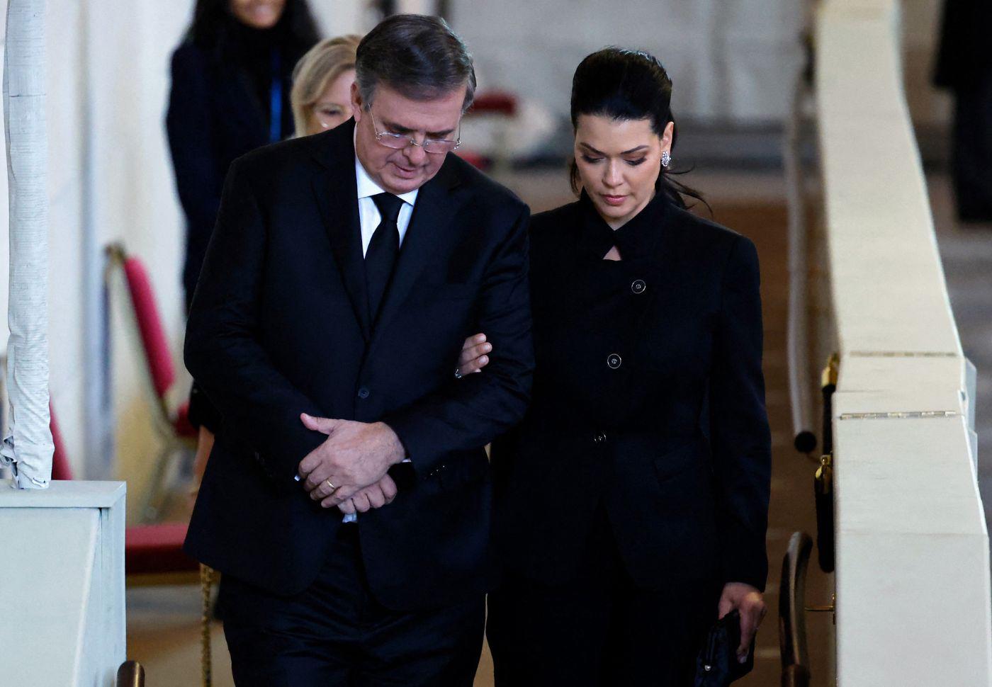 El canciller de México, Marcelo Ebrard, y Rosalinda Bueso Asfura presentan sus respetos al pasar junto al ataúd de la reina Isabel II, tal como yace en el interior del Westminster Hall, en el Palacio de Westminster. (Photo by Chip Somodevilla / POOL / AFP) $!El canciller de México, Marcelo Ebrard, y Rosalinda Bueso Asfura presentan sus respetos al pasar junto al ataúd de la reina Isabel II, tal como yace en el interior del Westminster Hall, en el Palacio de Westminster. (Photo by Chip Somodevilla / POOL / AFP)